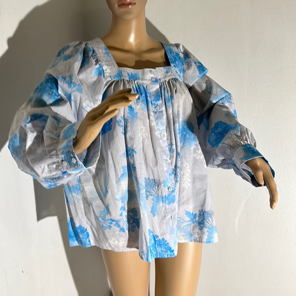 Nice Calvin Klein blouse long sleeve bottoms at the front of it